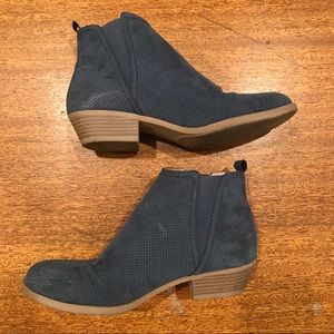 Size 7.5 Report Navy Blue Suede Booties